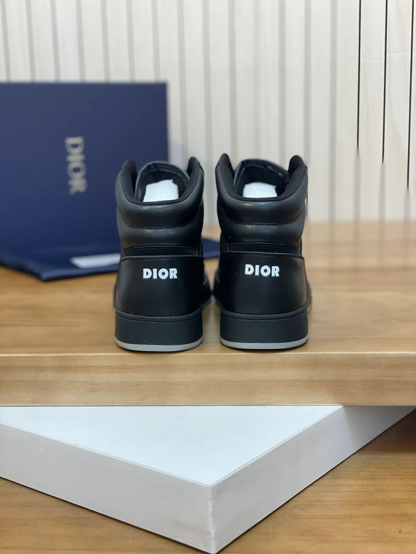 Men's shoes: 💰P460¥ Product trademark: Dior* "Dior*" high-top casual shoes Regular size: 38-44 (can be customized to 45.46) Product materials: Upper imported cowhide stitched with original fabric, breathable lining, original outsole. Number: 1006